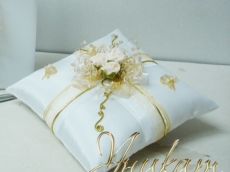 Възглавничка за халки в бяло и златно