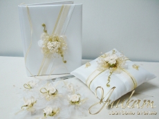 Възглавничка за халки в бяло и златно